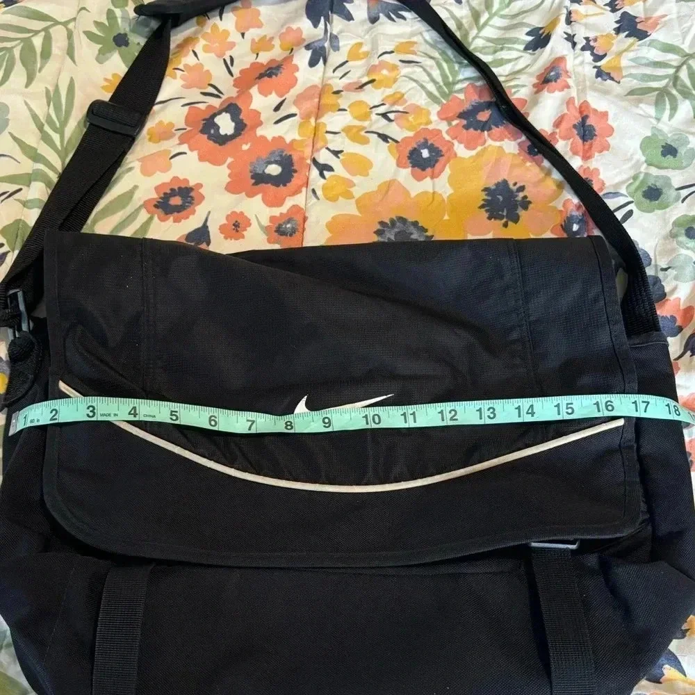Vintage 90s Nike Black Crossbody Laptop Bag Messenger Bag Pockets Swoosh